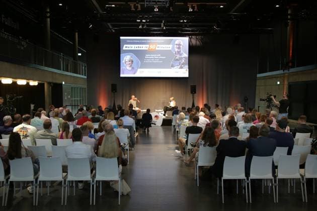 15.08.2023 Dortmund Den Auftakt zu einer Gesprächsreihe des Ruhr Tourismus und des Deutschen Fußballmuseums gab es im Dortmunder Fußballmuseum. Im Rahmen von Ruhr.Fußball berichten verschieden Akteure Moderatorin Sabine Heinrich, wie sehr der Fußball ihr Leben begleitet und auch ihr künstlerisches Wirken entscheidend geprägt hat. Unter dem Titel Mein Leben in 90 Minuten plauderten Moderatorin Sabine Heinrich und Schauspieler Peter Lohmeyer über sein Leben und seine Liebe zum Fußball.