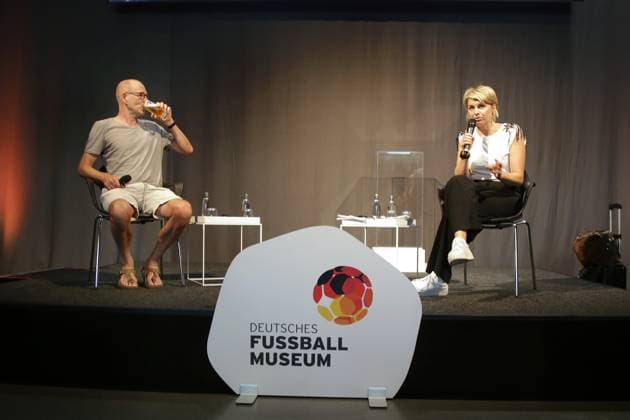 15.08.2023 Dortmund Den Auftakt zu einer Gesprächsreihe des Ruhr Tourismus und des Deutschen Fußballmuseums gab es im Dortmunder Fußballmuseum. Im Rahmen von Ruhr.Fußball berichten verschieden Akteure Moderatorin Sabine Heinrich, wie sehr der Fußball ihr Leben begleitet und auch ihr künstlerisches Wirken entscheidend geprägt hat. Unter dem Titel Mein Leben in 90 Minuten plauderten Moderatorin Sabine Heinrich und Schauspieler Peter Lohmeyer über sein Leben und seine Liebe zum Fußball.