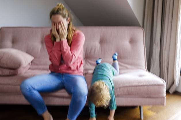 IMAGO Creative, Gesellschaft, Immer mehr Menschen haben Angst vor der Zukunft Thema: Gestresste Mutter mit einem Kleinkind Bonn Deutschland *** Theme Stressed mother with a toddler Bonn Germany Copyright: xUtexGrabowskyx