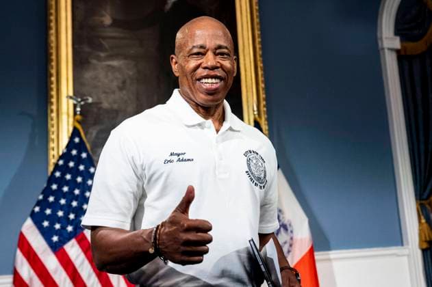News Bilder des Tages August 16, 2023, New York City, New York, United States: New York City Mayor ERIC ADAMS (D) giving a thumbs-up at a hearing about outdoor dining shed regulation at City Hall in New York City. New York City United States - ZUMAb161 20230816_aap_b161_003 Copyright: xMichaelxBrochsteinx