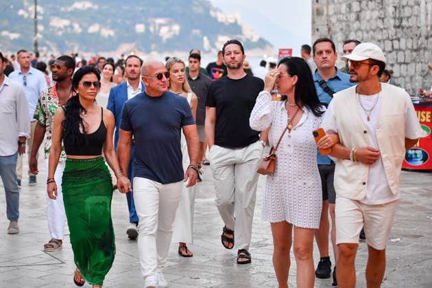 Bilder des Jahres 2023, Entertainment 08 August Entertainment Themen der Woche KW33 Entertainment Bilder des Tages EXCLUSIVE PHOTOS Croatia, Dubrovnik, 160823. Jeff Bezos and his fiancee Lauren Sanchez arrived in Dubrovnik on their yacht Kora in the company of friends, including the famous singer Katy Perry and her husband Orlando Bloom. In the photo: Lauren Sanchez, Jeff Bezos, Katy Perry and Orlando Bloom. Photo: Tonci Plazibat CROPIX Dubrovnik Croatia Copyright: xxToncixPlazibatx jeff_bezos26-160823