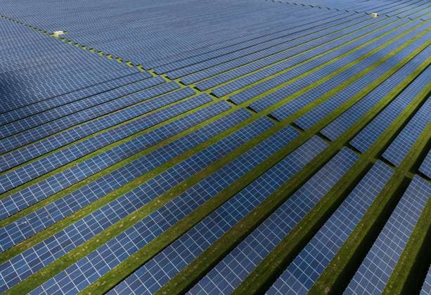 Solarenergie Solarmodule stehen in Reihen in einem Solarkraftwerk. Die Photovoltaik-Anlage wandelt Sonnenenergie in sauberen elektrischen Strom um. Eggebek Schleswig-Holstein Deutschland *** Solar energy Solar modules stand in rows in a solar power plant The photovoltaic system converts solar energy into clean electrical power Eggebek Schleswig Holstein Germany imago-sh-DAN-20230816-022
