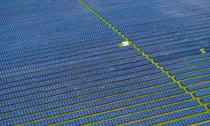 Solarenergie Solarmodule stehen in Reihen in einem Solarkraftwerk. Die Photovoltaik-Anlage wandelt Sonnenenergie in sauberen elektrischen Strom um. Eggebek Schleswig-Holstein Deutschland *** Solar energy Solar modules stand in rows in a solar power plant The photovoltaic system converts solar energy into clean electrical power Eggebek Schleswig Holstein Germany imago-sh-DAN-20230816-037