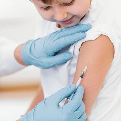  Nahaufnahme eines Jungen, der geimpft wird *** Close-up one Boys, the vaccinated will Copyright: imageBROKER/OleksandrxLatkun ibxole09464719.jpg ,model released, Symbolfoto ,property released