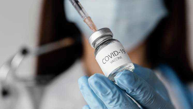  Arzt bereitet Impfstoff gegen Covid 19 vor *** Doctor prepared Vaccine against Covid 19 before Copyright: imageBROKER/OleksandrxLatkun ibxole09464851.jpg