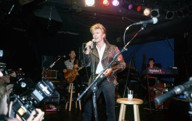 Pop Rock star David Bowie is on stage singing with microphone in hand, wearing a black leather jacket, New york, 1970s. Photo: Oscar Abolafia Everett Collection (davidbowie001)OSAB001 J4522 PUBLICATIONXNOTxINxCANxCHNxFRAxITAxJPNxNORxPOLxRUSxESPxUKxUSA Copyright: xx OSAB001 J4522 OSAB001_J4522_H
