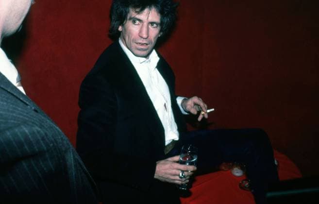 Keith Richards is an English musican, songwriter, and co-founder of the Rolling Stones, seen here sitting with drink and a cigarette at a New York event, 1970s. Photo: Oscar Abolafia Everett Collection (keithrichards001)OSAB001 J4545 PUBLICATIONXNOTxINxCANxCHNxFRAxITAxJPNxNORxPOLxRUSxESPxUKxUSA Copyright: xx OSAB001 J4545 OSAB001_J4545_H