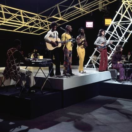 British band, Hot Chocolate, best known for their hit You Sexy Thing, performing on stage on the BBC British TV show Top of he Pops, London, 1974. Photo: Oscar Abolafia Everett Collection (hotchocolate001)OSAB001 J4900 PUBLICATIONXNOTxINxCANxCHNxFRAxITAxJPNxNORxPOLxRUSxESPxUKxUSA Copyright: xx OSAB001 J4900 OSAB001_J4900_H
