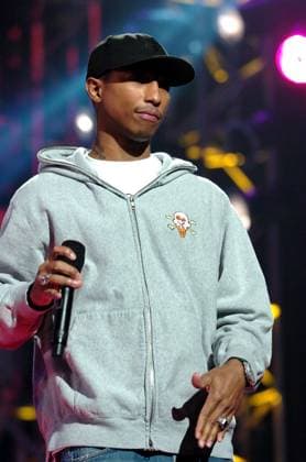 Pharrell Williams at the 33rd Annual American Music Awards, Shrine Auditorium in Los Angeles, CA, November 22, 2005. ph: Ron Wolfson Everett Collection (Pharrell Williams11532)RWFA004 UW147 PUBLICATIONXNOTxINxCANxCHNxFRAxITAxJPNxNORxPOLxRUSxESPxUKxUSA Copyright: xx RWFA004 UW147 RWFA004_UW147_H