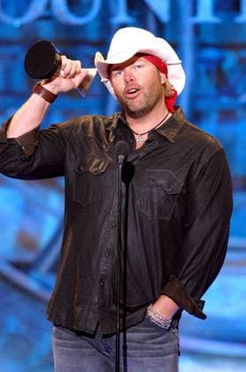 Toby Keith one of his awards at the ACM Awards, 2004. ph: Ron Wolfson Everett Collection (Toby Keith)RWFA004 UW339 PUBLICATIONXNOTxINxCANxCHNxFRAxITAxJPNxNORxPOLxRUSxESPxUKxUSA Copyright: xx RWFA004 UW339 RWFA004_UW339_H