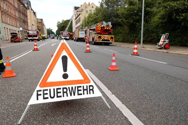 Feuerwehr und Notarzt, Symbolfotos Dachstuhlbrand 15.08.2023, Chemnitz, Brand, Dachstuhlbrand Am Dienstag wurde die Feuerwehr gegen 13.00 Uhr in Chemnitz zur Leipziger Straße 89 gerufen. Dort war im Dachbereich ein Brand ausgebrochen. In einem unbewohnten Haus kam es bei Rekonstruktionsarbeiten im Dachbereich zu Flammenbildung. Für die Zeit der Löscharbeiten wurde die Leipziger Straße gesperrt. Symbolbild Chemnitz Sachsen BRD *** Roof truss fire 15 08 2023, Chemnitz, fire, roof truss fire On Tuesday the fire department was called around 13 00 oclock in Chemnitz to the Leipziger Straße 89 There in the roof area a fire had broken out In an uninhabited house it came with reconstruction work in the roof area to flames For the time of the extinguishing work the Leipziger Str