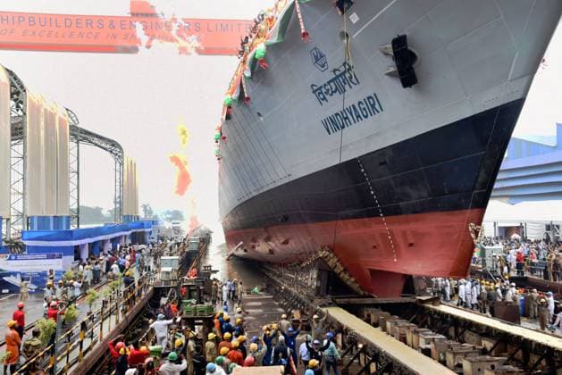 News Themen der Woche KW33 News Bilder des Tages August 17,2023, Kolakata,India: Employees of Garden Reach Shipbuilders and Engineers (GRSE) celebrate as Indian President Droupadi Murmu (not pictured) launch the INS Vindhyagiri, the last in the series of three P17 frigates, for Indian Navy at the GRSE dock on August 17,2023, Kolakata,India. Kolkata India - ZUMAe321 20230817_zia_e321_006 Copyright: xDipaxChakrabortyx