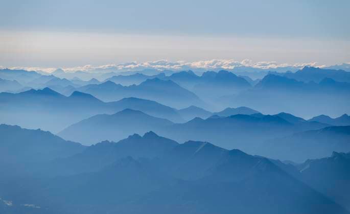 11.08.2023, Flug im Heissluftballon hoch über das Allgäuer Alpenvorland. Schön zu sehen, hunderte Berggipfel der Tiroler und allgäuer Alpen im Morgendunst. 11.08.2023, Heisslufballon im Allgäu 11.08.2023, Heisslufballon im Allgäu *** 11 08 2023, Flight in a hot air balloon high above the foothills of the Alps Beautiful to see, hundreds of mountain peaks of the Tyrolean and Allgäu Alps in the morning haze 11 08 2023, Hot air balloon in the Allgäu 11 08 2023, Hot air balloon in the Allgäu