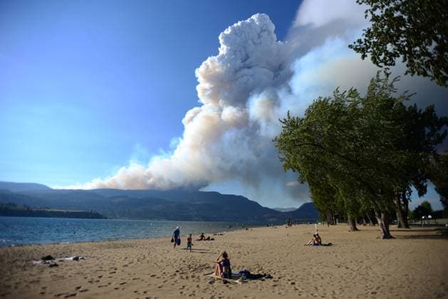 Waldbrände in Kanada August 17, 2023, Kelowna, BC, Canada: Smoke from the McDougall Creek fire is seen over Okanagan Lake from Kelowna, B.C., on Thursday, Aug. 17, 2023. Kelowna Canada  - ZUMAc35_ 20230817_zaf_c35_079 Copyright: xJoexO Connalx