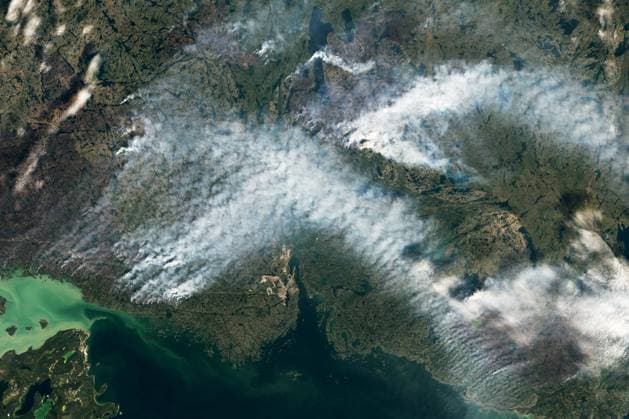 Waldbrände in Kanada August 16, 2023 - Canada - Large wildland fires burning around Yellowknife have prompted Canadian authorities to issue evacuation orders for the city and other nearby communities. The city, the capital of the Northwest Territories, is home to about 20,000 people. The Operational Land Imager (OLI) on Landsat 8 captured an image (top of the page) showing several fires burning near Yellowknife at about 12:50 p.m. local time on August 16, 2023. Canada - ZUMAz03_ 20230817_shx_z03_707 Copyright: xNASAxEarthx