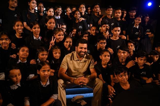 Entertainment Themen der Woche KW33 Entertainment Bilder des Tages August 18, 2023, New Delhi, Delhi, India: Indian Cricketer and captain of Indian Cricket Team, Rohit Sharma, poses for a photograph with school students during an awareness programme on vision care by Oakley and OneSight EssilorLuxottica Foundation in Gurugram, on the outskirts of New Delhi, India on August 18, 2023. New Delhi India - ZUMAj168 20230818_zip_j168_009 Copyright: xKabirxJhangianix