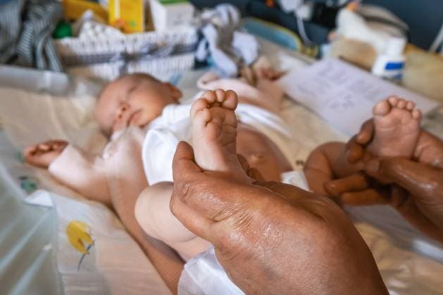 Eine Hebamme zeigt wie man ein 14 Tage alten Saeugling pflegt (Themenfoto vom 17.08.2023). EDITORIAL USE ONLY *** A midwife shows how to care for a 14-day-old infant Theme photo from 17 08 2023 EDITORIAL USE ONLY Copyright: epd-bild DetlefxHeese 20230817-epd-Hebamme-HEESE-1386--0