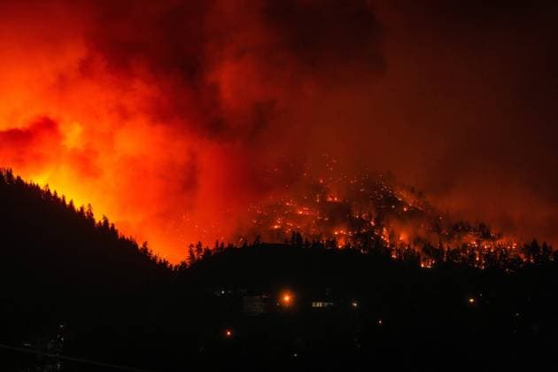 August 18, 2023, WEST KELOWNA, BC, CANADA: The McDougall Creek wildfire burns on the mountainside above houses in West Kelowna, B.C., on Friday, August 18, 2023. WEST KELOWNA CANADA  - ZUMAc35_ 20230818_zaf_c35_014 Copyright: xDarrylxDyckx