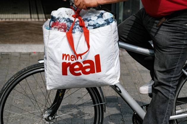 Düsseldorf 18.08.2023 Real Lebensmittel Supermarkt Einkaufstasche Einkaufen Fahrrad Düsseldorf Nordrhein-Westfalen Deutschland *** Dusseldorf 18 08 2023 Real food supermarket shopping bag shopping bicycle Dusseldorf North Rhine Westphalia Germany