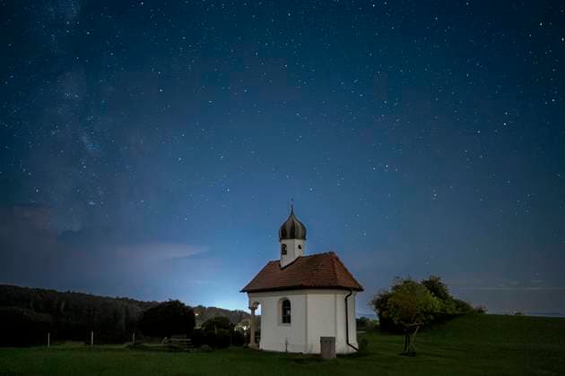 Nachthimmel mit Milchstrasse über einer Kapelle in Oberbayern, Bayern, Deutschland, Europa Nachthimmel mit Milchstrasse über einer Kapelle in Oberbayern, Bayern, Deutschland, Europa *** Night sky with milky way over a chapel in Upper Bavaria, Bavaria, Germany, Europe Night sky with milky way over a chapel in Upper Bavaria, Bavaria, Germany, Europe