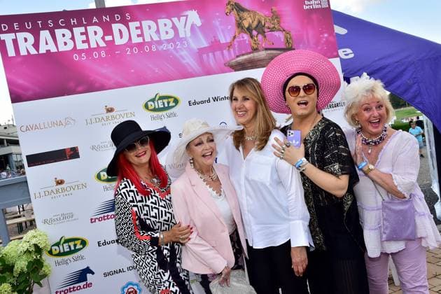 Bilder des Jahres 2023, Entertainment 08 August Entertainment Themen der Woche KW33 Entertainment Bilder des Tages 128. Traber Defrby 2023 Petra Drareger, Barbara SAchoene, Manuela Schikorsky, Julian F.M. Stoeckel, Stefanie Simon bei 128 Traber Derby auf der Traprennbahn Mariendorf in Berlin 18.08.2022 *** 128 Trotters Defrby 2023 Petra Drareger, Barbara SAchoene, Manuela Schikorsky, Julian F M Stoeckel, Stefanie Simon at 128 Trotters Derby at Mariendorf harness racing track in Berlin 18 08 2022 Photopress Mueller Photopress Mueller