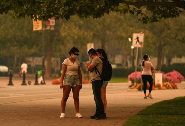 August 18, 2023, KELOWNA, BC, CANADA: People wear masks due to poor air quality as smoke from the McDougall Creek wildfire fills the air in Kelowna, B.C., Friday, Aug. 18, 2023. KELOWNA CANADA  - ZUMAc35_ 20230818_zaf_c35_052 Copyright: xDarrylxDyckx