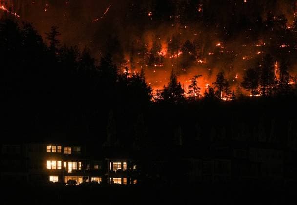 August 18, 2023, West Kelowna, BC, Canada: The McDougall Creek wildfire burns on the mountainside above a home in West Kelowna on Friday. West Kelowna Canada  - ZUMAc35_ 20230818_zaf_c35_021 Copyright: xDarrylxDyckx
