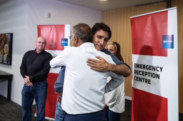 News Bilder des Tages August 18, 2023, EDMONTON, AB, CANADA: Prime Minister Justin Trudeau hugs Edmonton Mayor Amarjeet Sohi after speaking on the wildfires in B.C. and the Northwest Territories after visiting evacuees in Edmonton, Friday, Aug. 18, 2023. EDMONTON CANADA  - ZUMAc35_ 20230818_zaf_c35_067 Copyright: xJasonxFransonx