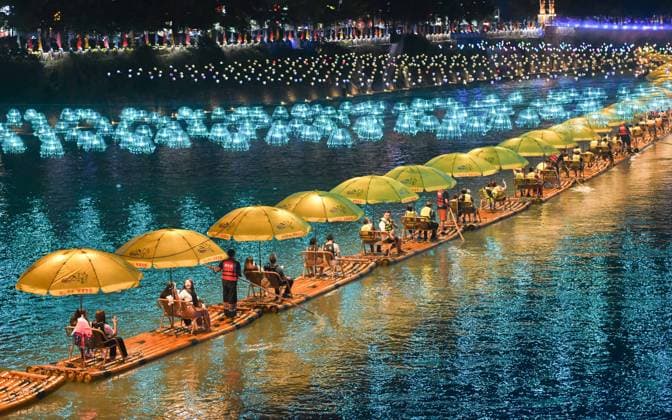 Bilder des Jahres 2023, News 08 August News Themen der Woche KW33 News Bilder des Tages (230819) -- XUAN EN, Aug. 19, 2023 -- People take bamboo rafts on the Gongshui River in Xuan en County of Enshi Tujia and Miao Autonomous Prefecture, central China s Hubei Province, Aug. 18, 2023. A series of activities have been held to boost the nighttime economy in the scenic area of Xuan en County including sightseeing trips on the Gongshui River and night fairs along the river. ) CHINA-HUBEI-ENSHI-NIGHT ECONOMY (CN) ChengxMin 