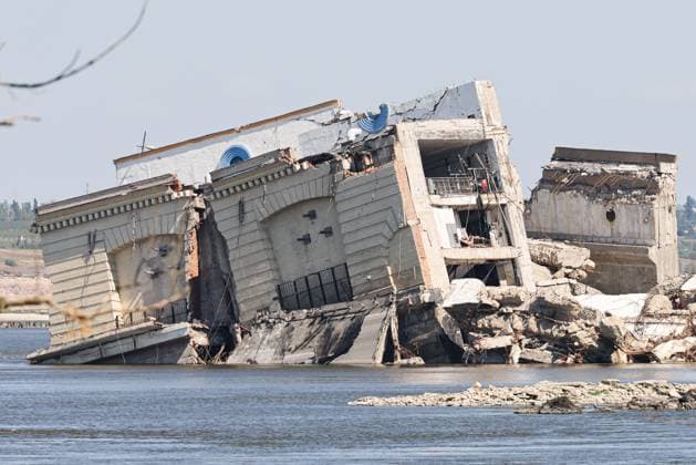 News Themen der Woche KW33 News Bilder des Tages RUSSIA, KHERSON REGION - AUGUST 18, 2023: A view shows the ruins of the Kakhovka Hydroelectric Power Plant on the Dnieper River. Alexei Konovalov TASS  61161065