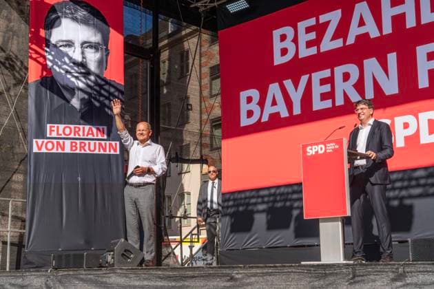 News Themen der Woche KW33 News Bilder des Tages Bundeskanzler Olaf Scholz u. Florian von Brunn, SPD-Spitzenkandidat Bayern, Wahlkampf Marienplatz, München, 18.08.2023 Deutschland, München, 18. August 2023, Bundeskanzler Olaf Scholz, Wahlkampfauftritt auf dem Marienplatz, Scholz betritt die Wahlkampfbühne, Florian von Brunn (rechts), Spitzenkandidat der SPD Bayern, Bühne mit Slogan Bezahlbares Bayern für alle, Freitagnachmittag ab 16:30, ca. 3.000 Teilnehmer, Politik, Wahlkampf, Bayern, *** Chancellor Olaf Scholz u Florian von Brunn, SPD top candidate Bavaria, election campaign Marienplatz, Munich, 18 08 2023 Germany, Munich, 18 August 2023, Chancellor Olaf Scholz, election campaign appearance on the Marienplatz, Scholz enters the campaign stage, Florian von Brunn right , top candida