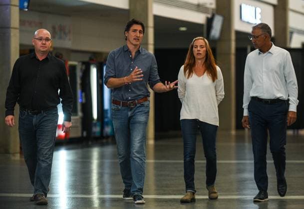 PM Trudeau Visits Wildfire Evacuees In Edmonton EDMONTON, CANADA - AUGUST 18, 2023: (L-R) MLA Searle Turton, Canadian PM Justin Trudeau, MLA Caroline Wawzonek and Edmonton Mayor Amarjeet Sohi seen at Edmonton s Expo Center transformed into the Emergency Response Center in Edmonton, on August 18, 2023, in Edmonton s Expo Center, Edmonton, Canada. PM Trudeau visited wildfire evacuees from the Northwest Territories. The Edmonton hub helped 974 residents and 60 animals by providing essentials. PM Trudeau highlighted community resilience amid home concerns and thanked Canadians for unprecedented summer support during fires and floods, highlighting responsive and compassionate individuals, while pledging federal coordination with British Columbia  Copyright: xArturxWidakx originalFilename: widak-pmtrudea230818_nplKZ.jpg