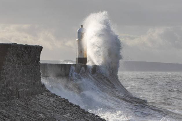 News Themen der Woche KW33 Ferocious waves crash against Porthcawl Lighthouse as Storm Betty battles parts of the UK Where: Porthcawl, Wales, United Kingdom When: 19 Aug 2023 Credit: Joann Randles Cover Images Copyright: xx 52966794 EDITORIAL USE ONLY. NOT FOR USE BY NEWSPAPERS BASED IN THE UK.