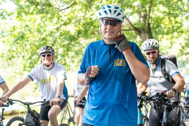 News Themen der Woche KW33 News Bilder des Tages Radl und Radi Markus Söder auf Radltour durch Mittelfranken, Ankunft Gaststube und Biergarten Gutmann am Dutzendteich in Nürnberg ;Radl und Radi Markus Söder auf Radltour durch Mittelfranken, Ankunft Gaststube und Biergarten Gutmann am Dutzendteich in Nürnberg , *** Radl and Radi Markus Söder on Radltour through Middle Franconia, arrival Gaststube and beer garden Gutmann at Dutzendteich in Nuremberg Radl and Radi Markus Söder on Radltour through Middle Franconia, arrival Gaststube and beer garden Gutmann at Dutzendteich in Nuremberg ,