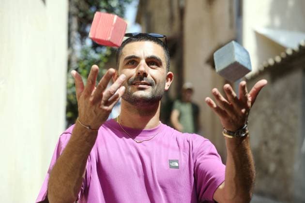 Bilder des Jahres 2023, Entertainment 08 August Entertainment Themen der Woche KW33 Entertainment Bilder des Tages CHAMPIONNAT MONDE BOULES CARREES PHOTOPQR NICE MATIN Jean François Ottonello ; Nice ; 19 08 2023 ; Championnat du monde de boules carrees dans les rues du Vieux-Cagnes - Alessandro, champion du monde 2022 - France August 19, 2023 This weekend the World Square Ball Championship makes a comeback! Strange six-sided wooden balls race down the vertiginous streets of Vieux-Cagnes Nice France  Copyright: xPHOTOPQR NICExMATIN MAXPPPxJeanxFrançoisxOttonellox 20230819NIM0843 20230819NIM0843