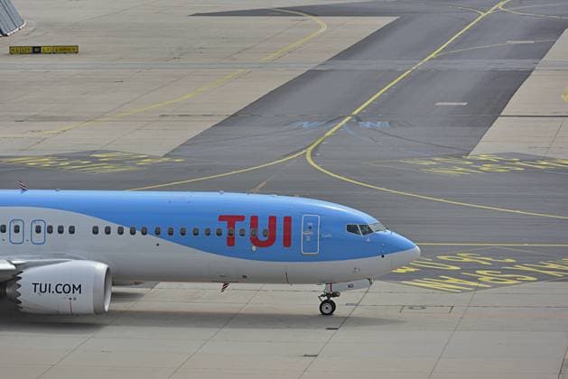 19.8.2023 Frankfurt Flughafen Eine Passagiermaschine der TUI rollt nach der Landung in Frankfurt über das Rollfeld zu ihrem Gate um abgefertigt zu werden. Frankfurt am Main Fraport Hessen Deutschland *** 19 8 2023 Frankfurt Airport A TUI passenger plane taxis across the tarmac to its gate for check-in after landing in Frankfurt Frankfurt am Main Fraport Hessen Germany