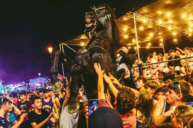News Themen der Woche KW33 August 19, 2023, Sant Climent, Balearic Islands, Spain: A caixer (horse rider) rears up on his horse surrounded by a cheering crowd during the traditional Jaleo at the Sant Climent Festival Sant Climent Spain - ZUMAo105 20230819_fap_o105_010 Copyright: xMatthiasxOesterlex