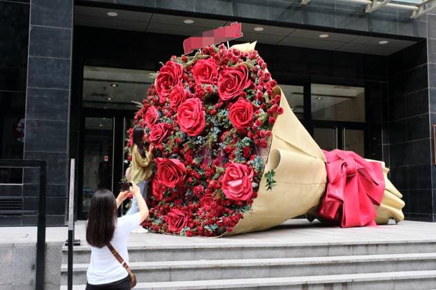 News Themen der Woche KW33 News Bilder des Tages SHENYANG, CHINA - AUGUST 20: A woman takes photos of a red rose installation at a commercial street ahead of Qixi Festival, or Chinese Valentine s Day, on August 20, 2023 in Shenyang, Liaoning Province of China.  Copyright: xVCGx 111450324359