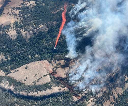 News Themen der Woche KW33 (230820) -- BRITISH COLUMBIA, Aug. 20, 2023 -- This aerial photo taken on Aug. 18, 2023 shows wildfires at Upper Park Rill Creek, in the South Okanagan of British Columbia, Canada. Canada s British Columbia government said Saturday it will implement a restriction on non-essential travel to areas affected by wildfires amid its state of emergency. The government has declared a provincial state of emergency as thousands evacuated from their homes. ( Handout via Xinhua) CANADA-BRITISH COLUMBIA-WILDFIRE BritishxColumbiaxWildfirexService 