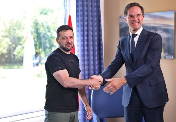 News Themen der Woche KW33 EINDHOVEN - Ukrainian President Volodymyr Zelensky and outgoing Prime Minister Mark Rutte during a visit to Eindhoven Air Base. ANP ROB ENGELAAR netherlands out - belgium out  Copyright: xx x475931364x originalFilename: 475931364.jpg