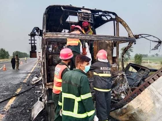 News Themen der Woche KW33 News Bilder des Tages (230820) -- HAFIZABAD, Aug. 20, 2023 -- This photo taken with a mobile phone shows rescuers working at the site of the accident in Hafizabad district of Pakistan s eastern Punjab province on Aug. 20, 2023. At least 20 people were burnt to death and 15 others injured on Sunday after a passenger bus hit a vehicle and caught fire in Hafizabad district of Pakistan s eastern Punjab province, the rescue and health officials reported. (Str Xinhua) PAKISTAN-HAFIZABAD-BUS-ACCIDENT AhmadxKamal 