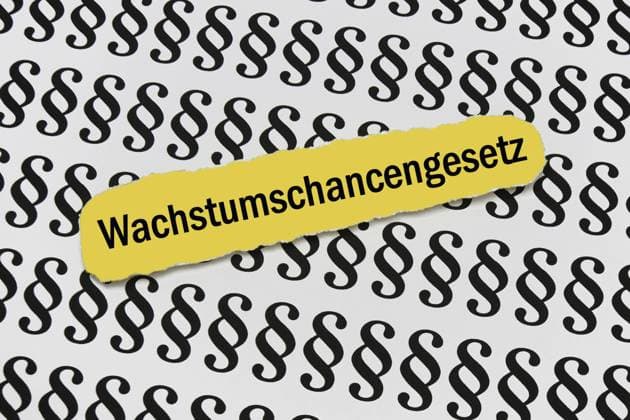 Paragrafen und Schriftzug Wachstumschancengesetz Paragrafen und Schriftzug Wachstumschancengesetz, 20.08.2023, Borkwalde, Brandenburg, Auf Paragrafen liegt der Schriftzug Wachstumschancengesetz. *** Paragraphs and writing growth opportunities law Paragraphs and writing growth opportunities law, 20 08 2023, Borkwalde, Brandenburg, On paragraphs lies the writing growth opportunities law