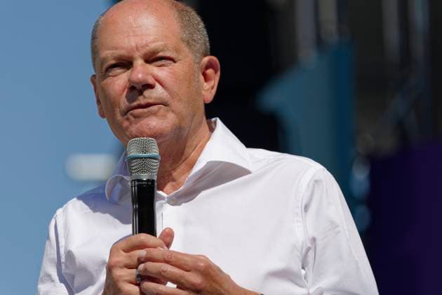 News Themen der Woche KW33 News Bilder des Tages Olaf Scholz beim Tag der offenen Tür 2023-08-20 - Deutschland, Berlin - Tag der offenen Tür im Kanzleramt. Vor Hunderten Besuchern im sogenannten Ehrenhof stand Bundeskanzler Olaf Scholz (SPD) mehr als eine Stunde lang Rede und Antwort. *** Olaf Scholz at the Open Day 2023 08 20 Germany, Berlin Open Day at the Chancellery In front of hundreds of visitors in the so-called cour dhonneur, Chancellor Olaf Scholz SPD answered questions for more than an hour
