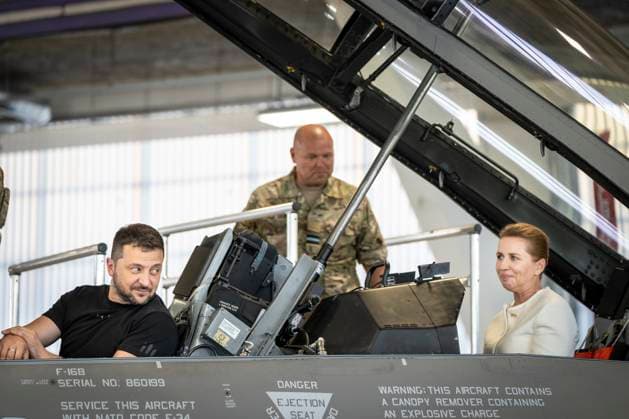 Bilder des Jahres 2023, News 08 August News Themen der Woche KW33 News Bilder des Tages Ukrainian President Volodymyr Zelenskiy and Denmarks Prime Minister Mette Frederiksen sits in a F-16 fighter jet at Skrydstrup Airbase in Vojens, Denmark, Sunday 20 August 2023 , *** Ukrainian President Volodymyr Zelenskiy and Denmarks Prime Minister Mette Frederiksen sits in a F 16 fighter jet at Skrydstrup Airbase in Vojens, Denmark, Sunday 20 August 2023 ,  Copyright: RitzauxScanpix MadsxClausxRasmussenx spdk20230820-174509-L