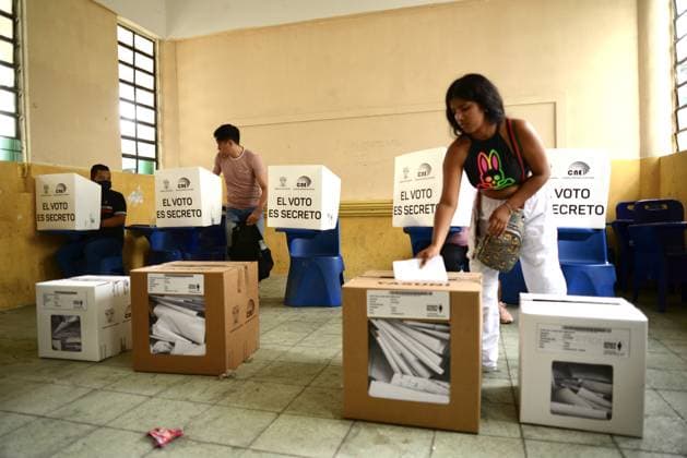Bilder des Jahres 2023, News 08 August News Themen der Woche KW33 News Bilder des Tages Präsidentschaftswahl in Ecuador RECORD DATE NOT STATED Voting during Election in Ecuador. (INT) Voting during Election in Ecuador. August 20, 2023, Guayaquil, Ecuador: Ecuadorians are seen exercising their voting rights in different parts of Guayaquil universities and colleges as they vote to elect new President for the country. Credit: Alejandro Baque Thenews2 (Foto: Alejandro Baque Thenews2 imago images) Voting during Election in Ecuador.  Copyright: xAlejandroxBaquex
