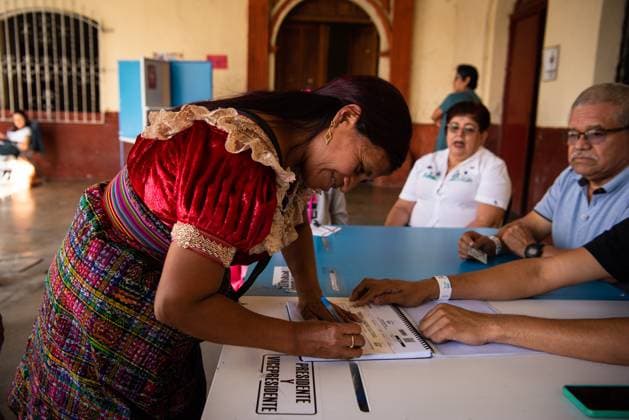 News Themen der Woche KW33 News Bilder des Tages August 20, 2023, Guatemala City, Guatemala City, Guatemala: People casting their vote in the Second Round elections in Guatemala City. The Vote Receiving Boards began counting the votes from the 24,585 polling stations located in 3,400 voting centers at 6:00 p.m. Guatemala City Guatemala - ZUMAc254 20230820_zip_c254_014 Copyright: xFernandoxChuyx