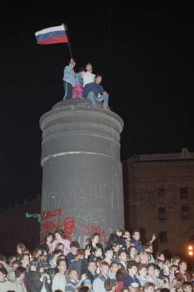 Moscow, USSR. Supporters of the demolition of the monument to Felix Dzerzhinsky, Soviet party and state leader, Soviet security services founder, on Lubyanka Square celebrate during its dismantling after the State Committee on the State of Emergency members headed by USSR Vice-President Gennady Yanayev failed their coup d etat attempt. Andrey Solovyov, Gennady Khamelyanin TASS  32444953