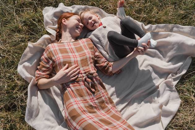 IMAGO Creative, Jahreszeit Herbst auf dem Land Redhead woman and her baby daughter lie in the field and laugh Trezzo sull Adda, Lombardy, Italy CR_NEPM230817-1234655-01 ,model released, Symbolfoto