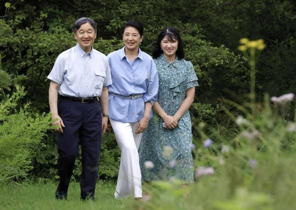 Bilder des Jahres 2023, Entertainment 08 August Entertainment Themen der Woche KW34 Entertainment Bilder des Tages Japan imperial family on summer vacation (from L) Japanese Emperor Naruhito, Empress Masako and their daughter Princess Aiko take a stroll on the premises of an imperial villa in Nasushiobara in Tochigi Prefecture, north of Tokyo, on Aug. 21, 2023, as they stay there for their summer vacation, the first time in four years after the novel coronavirus pandemic. (Pool photo)  A14AA0001780937P