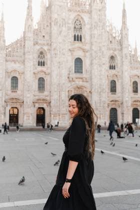 A girl with long hair in black stands near the Duomo Cathedral Milan, Lombardy, Italy CR_NEPM230819-1234323-01 ,model released, Symbolfoto